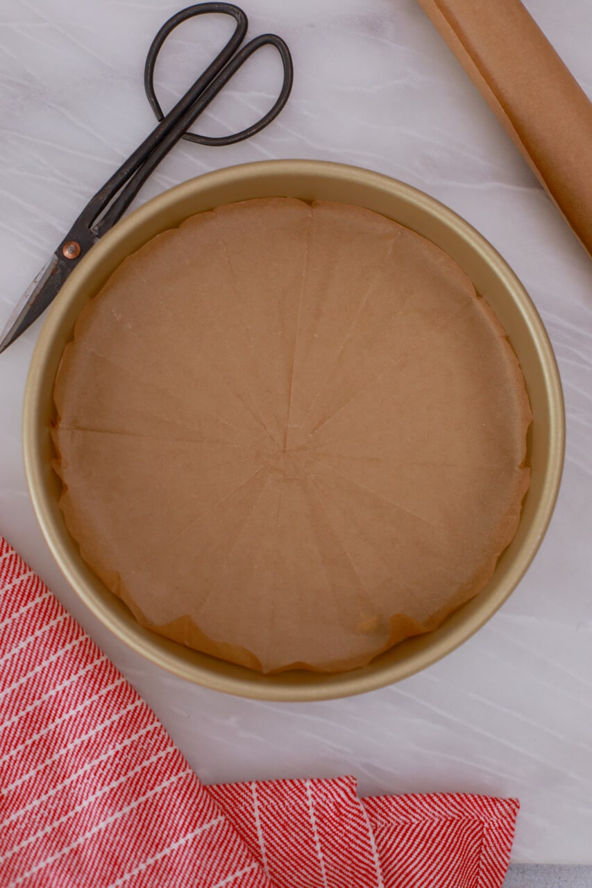 the best way to make a parchment cake pan liner!