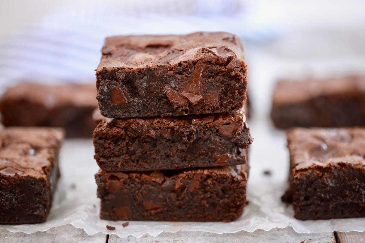 Perfect Paleo Brownies (Fudgy, Crackly Top, Gluten Free) - 40 Aprons