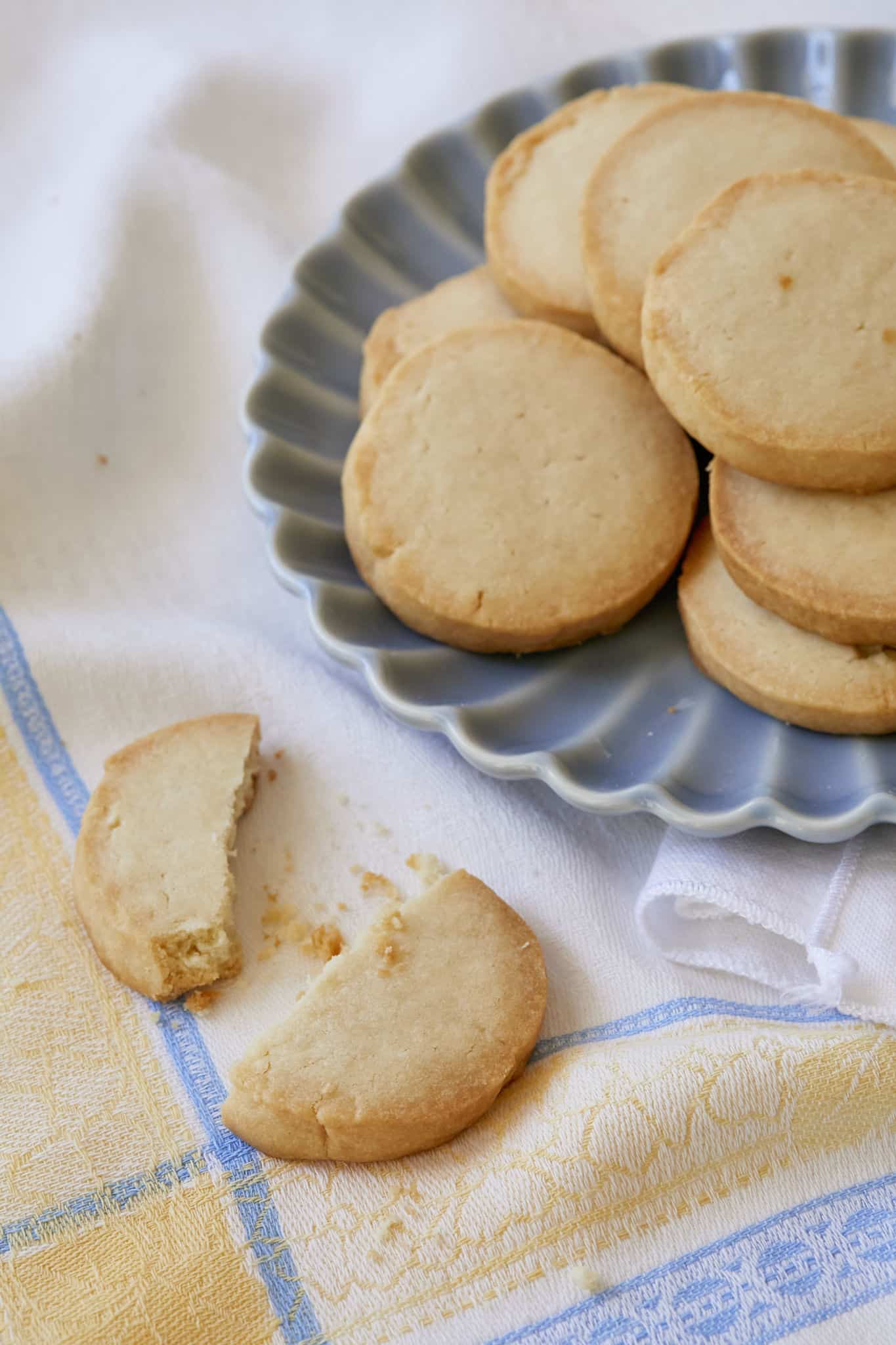 Easy Shortbread Cookies {3 Ingredients!}