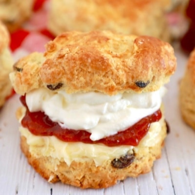 https://www.biggerbolderbaking.com/wp-content/uploads/2022/02/BBB215-Best-Ever-Irish-Scones-Thumbnail-FINAL-edited_%E5%89%AF%E6%9C%AC.jpg